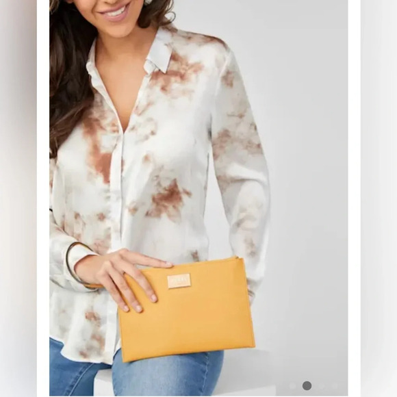 Guess wristlet with logo on the front - Picture 1 of 7